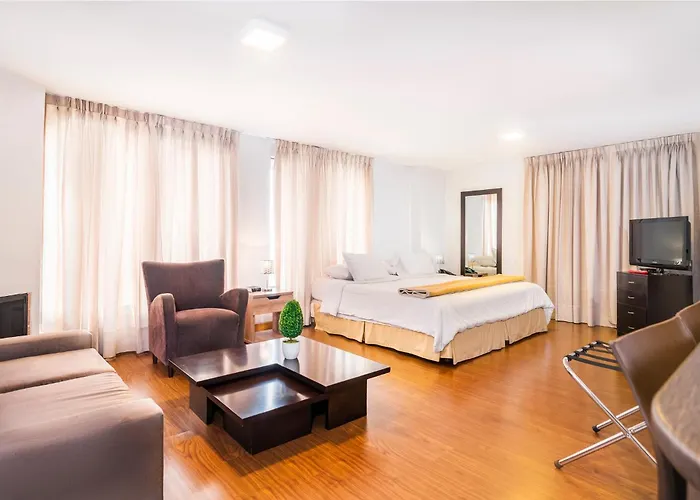 Lloyds Apartasuites Parque 93
