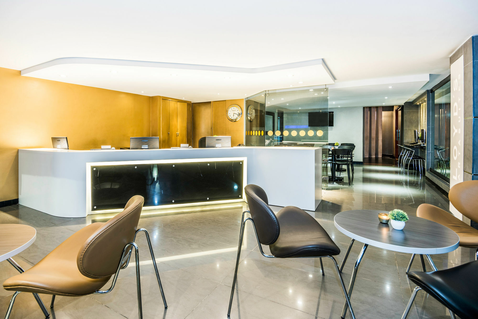 Apartahotel Lloyds Apartasuites Parque 93 4*